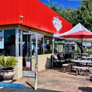 the outside of a restaurant