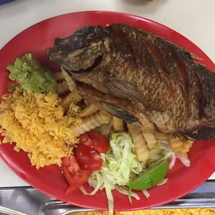 Mojarra Frita con papas fritas, arroz y ensalada.