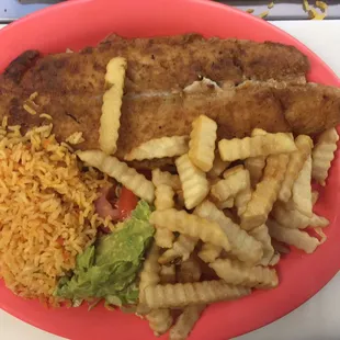 Filete A La Plancha. Servido con papas fritas, arroz, y ensalada.