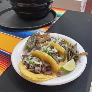 Tacos de carne azada con nopales asados