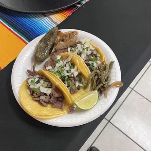 Tacos de carne azada