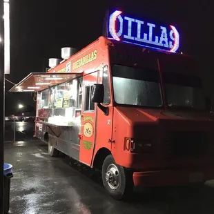 a taqueria truck at night