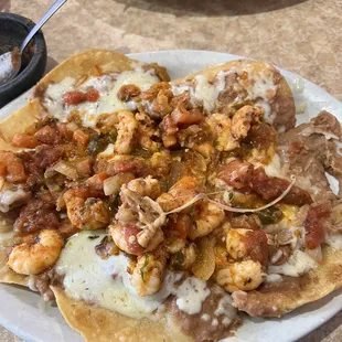 Nachos Rancho&apos;s con Cameron (Shrimp nachos with ranchero sauce)