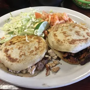 Gordita de pastor y de fajita de pollo.