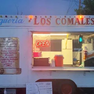 Taqueria Los cómales Cn deliciosos antojitos mexicanos todo echo cn tortillas recién echas