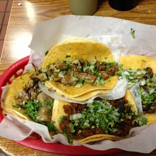 Tacos de asada tripas chorizo
