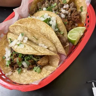 Tacos: champechano, carnitas, y al pastor