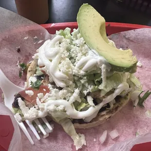 Sope con pollo con todos