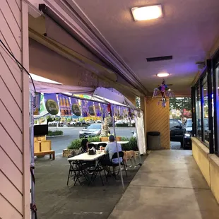 the outside of a restaurant