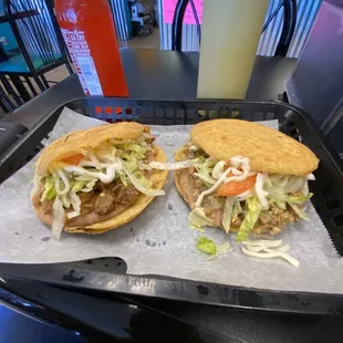 2 gorditas (1 pastor, 1 picadillo)