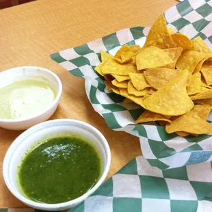 Chips and salsa verde and aguacate