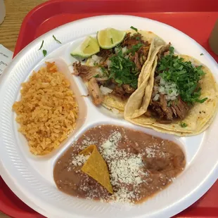 Tacos de carnitas con arroz y frijoles