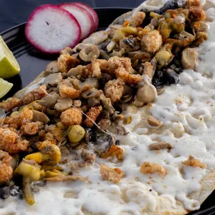 Quesadilla de flor de calabaza con huitlacoche, champiñón y chicharrón