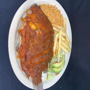 Mojarra frita con salsa a la diabla