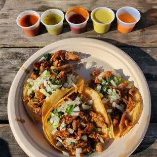 tacos de tripa y salsas