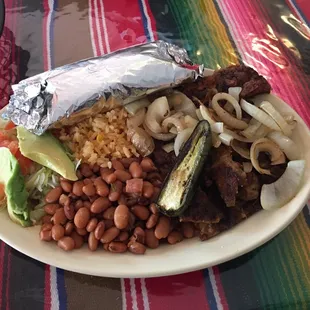 Milanesa con cebolla asada.