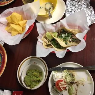 Sope, guac, taco de pollo, taco de carne asada