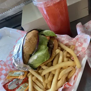 Hamburguesa con papas y una rica agua de fresa
