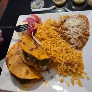 37 PLATO DE 2 CRISPY TACOS