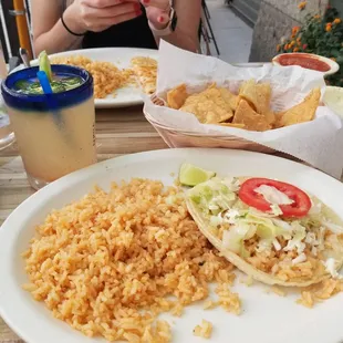 Veggie taco  (rice, tomato, lettuce)