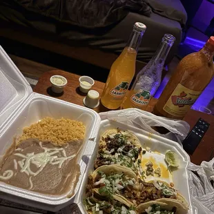 5 el pastor tacos, 2 chorizo tacos, 2 jarritos, and rice and beans