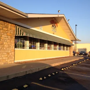 the outside of a restaurant