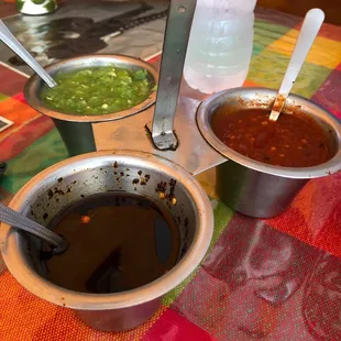 The three salsas they serve with chips. They are all spicy!!!