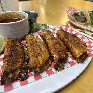 Birria tacos y consomé