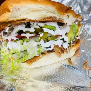 Torta frijol, asada ,lechuga, jitomate cebolla ,jalapeño, aguacate, crema y queso