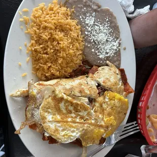 Chilaquiles rojos con pollo