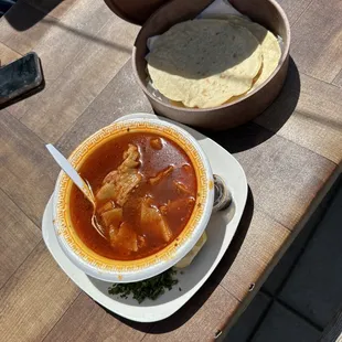 Menudo con tortillas echas a mano