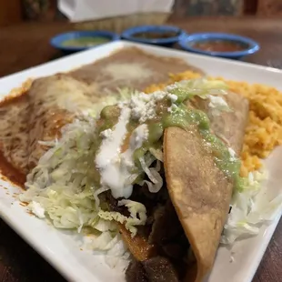 Combination plate: Crunchy asada taco Chicken enchilada w red sauce