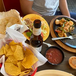 Shrimp fajitas, free chips