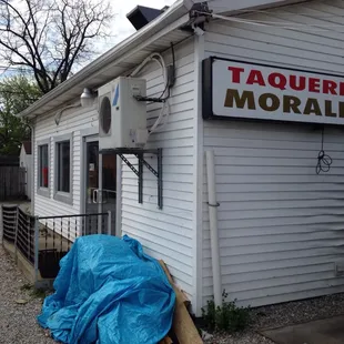 the outside of a restaurant