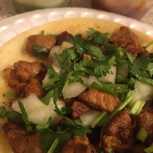 Taco de al pastor, salsa roja y verde