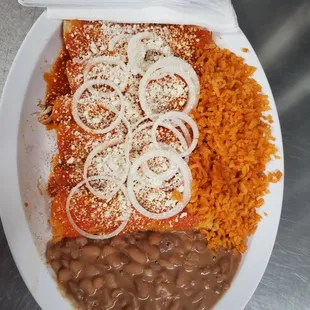 Enchiladas de pollo en salsa roja