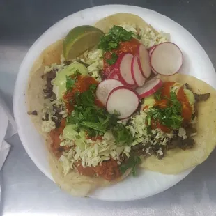 Tacos, asada, adobada, pollo, tripas, cabeza, lengüa, buche y carnitas. El cliente se los prepara a su gusto.