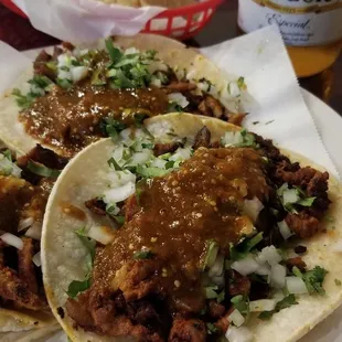 Fat tacos pastor y cerveza
