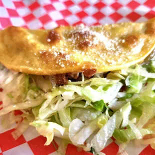 Crispy taco (shredded beef)