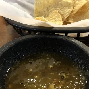 Salsa verde and Chips
