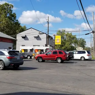 It's behind all the parked cars (who were all there to eat too).