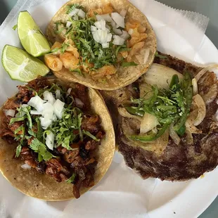 Camarones taco y Bistec Encebollado taco y carnitas taco