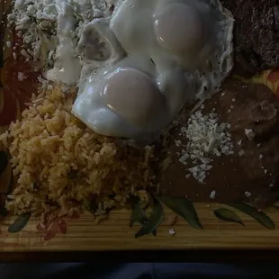 Chilaquiles Verdes con carne , arroz y frijoles . el 100% chingones !!