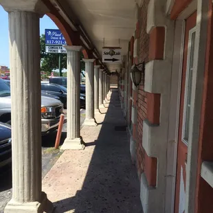 Arrow pointing to entrance on the facade.