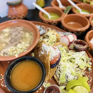 Comida mexicana. Llamada "Loteria" es un conjunto de pozole blanco, 1 taco dorado de papa y sopitos estilo Colima.