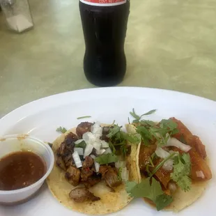 Tacos de pastor y tacos de chicharrón