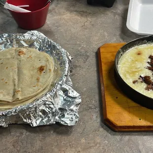 The choriqueso with the flour tortillas.