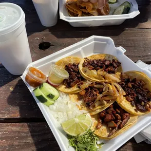 Mini tacos: pastor, carne asada, campechano