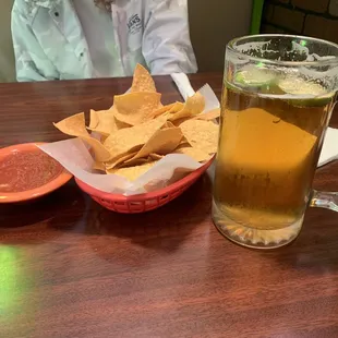 Modelo Draft with Salsa &amp; Chips