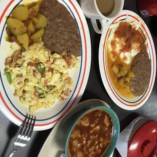 Menudo, huevos a la mexicana, y huevos rancheros